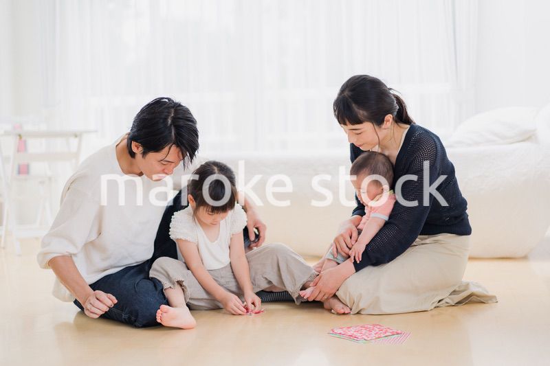 お家で折り紙遊びをする家族