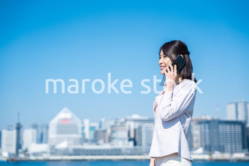 外で通話をする若いビジネスウーマン