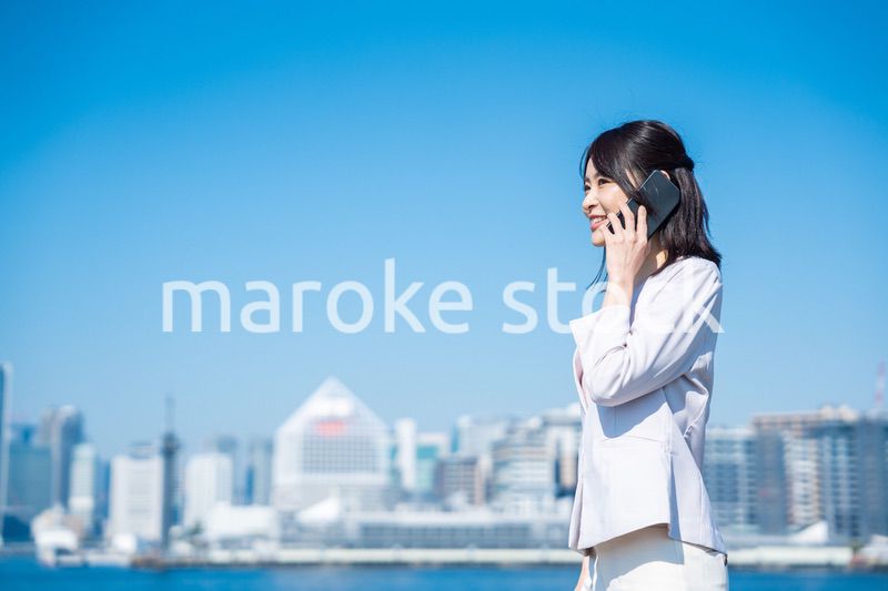 外で通話をする若いビジネスウーマン