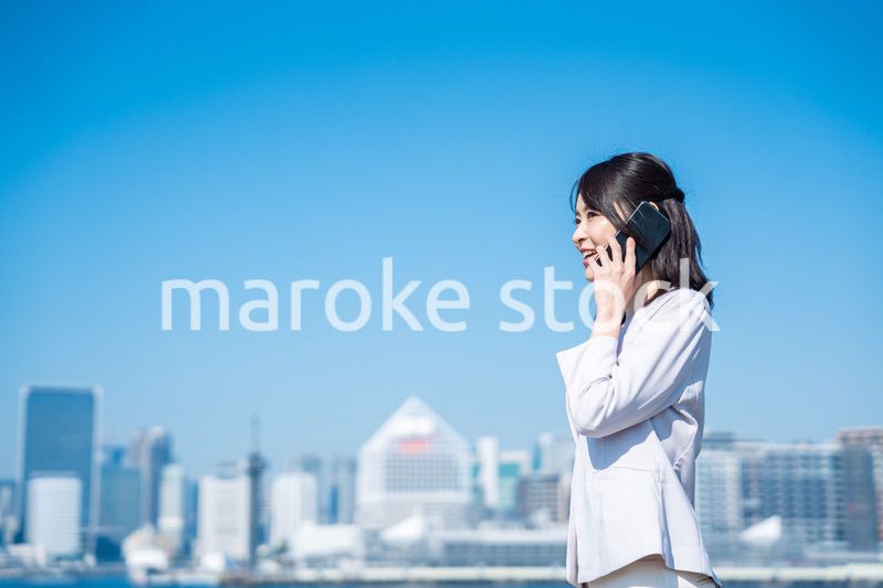 外で通話をする若いビジネスウーマン