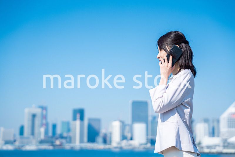 外で通話をする若いビジネスウーマン