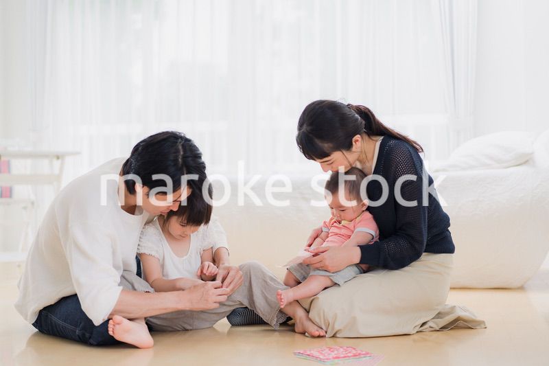 お家で折り紙遊びをする家族