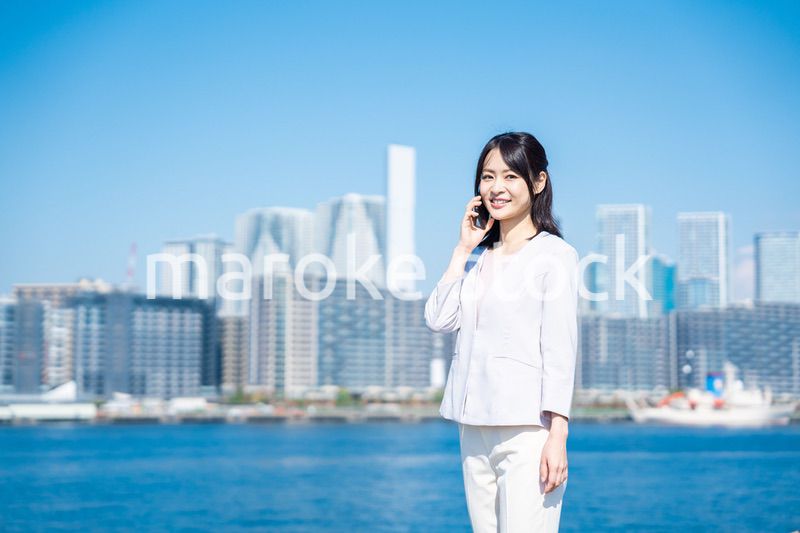 外で通話をする若いビジネスウーマン