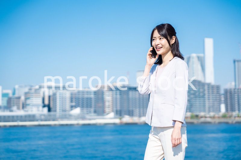 外で通話をする若いビジネスウーマン