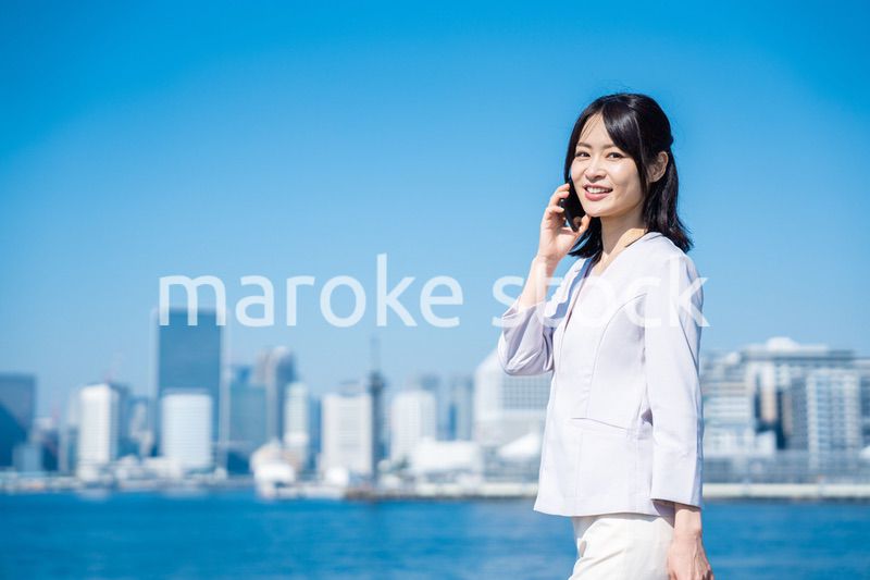 外で通話をする若いビジネスウーマン