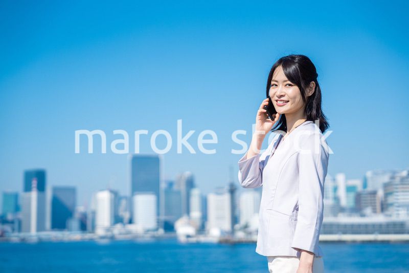 外で通話をする若いビジネスウーマン