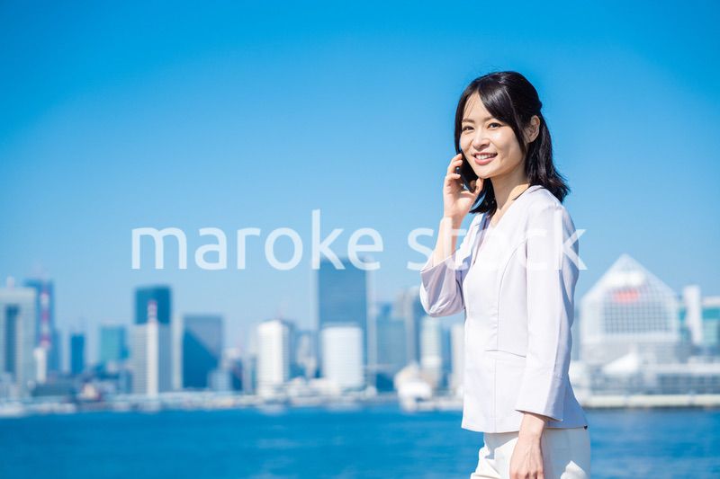 笑顔で外を歩くビジネスウーマン