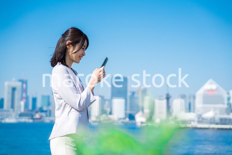 笑顔で外を歩くビジネスウーマン