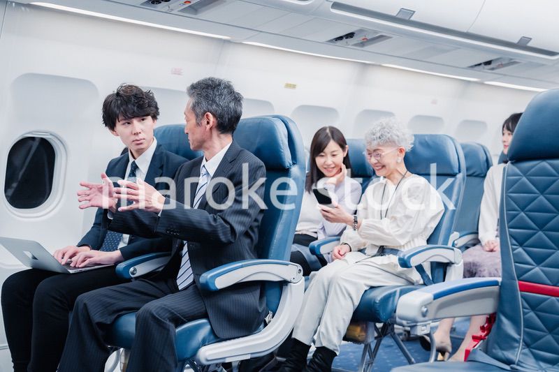 飛行機で移動する乗客
