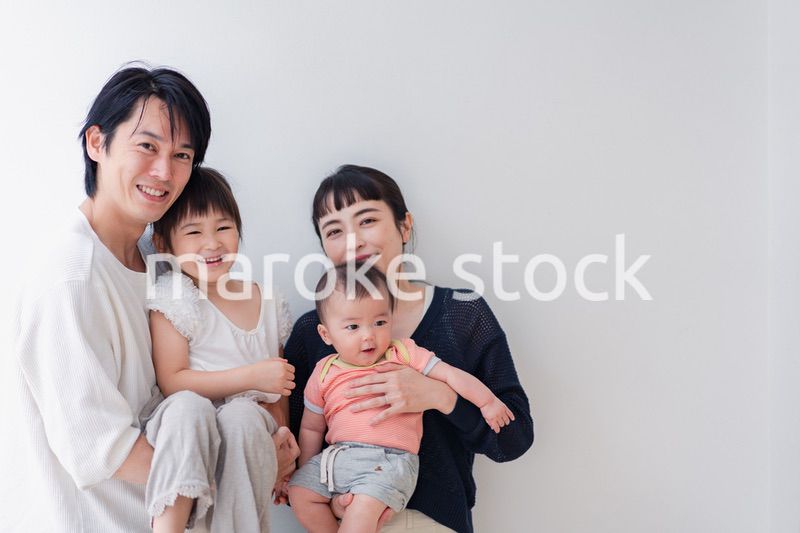 赤ちゃんがいる家族の集合写真