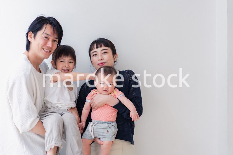 赤ちゃんがいる家族の集合写真