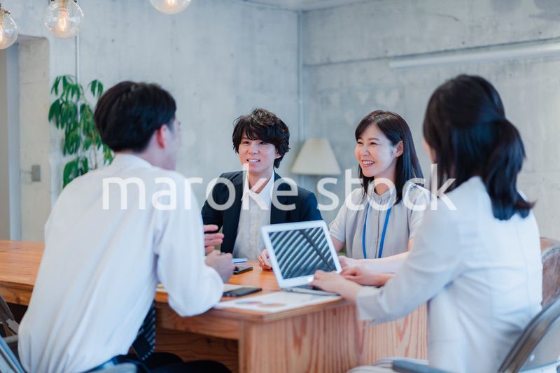 明るいオフィスに勤務をするビジネスパーソン