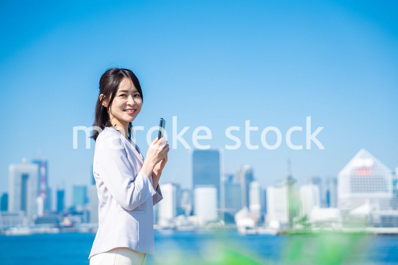 笑顔で外を歩くビジネスウーマン