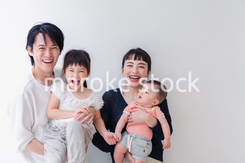 赤ちゃんがいる家族の集合写真