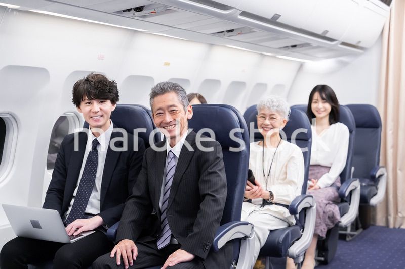 飛行機で移動をする乗客