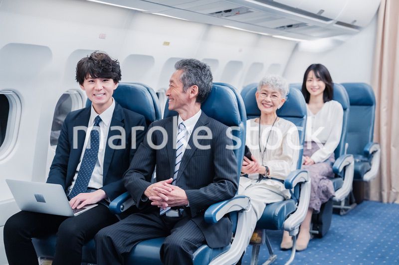 飛行機で移動する乗客