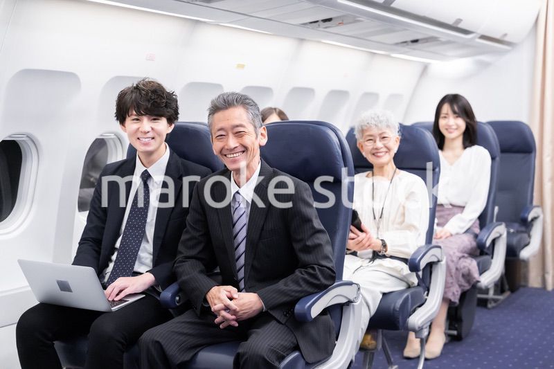 飛行機で移動をする乗客