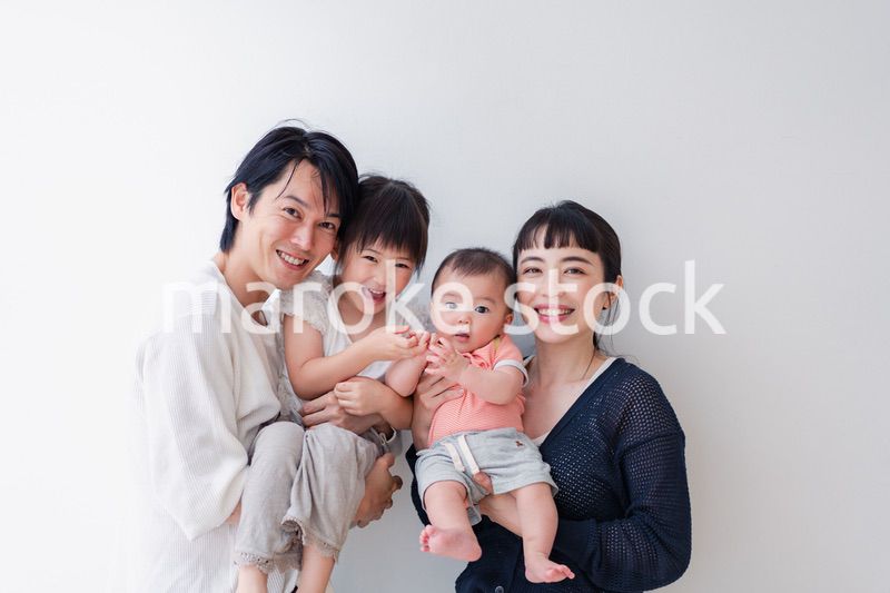 赤ちゃんがいる家族の集合写真