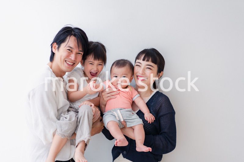 赤ちゃんがいる家族の集合写真