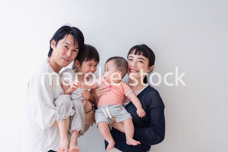 赤ちゃんがいる家族の集合写真