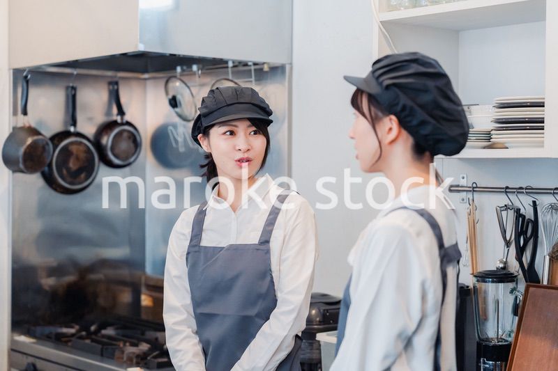 楽しく業務内容を教えてもらう飲食店アルバイトの女性