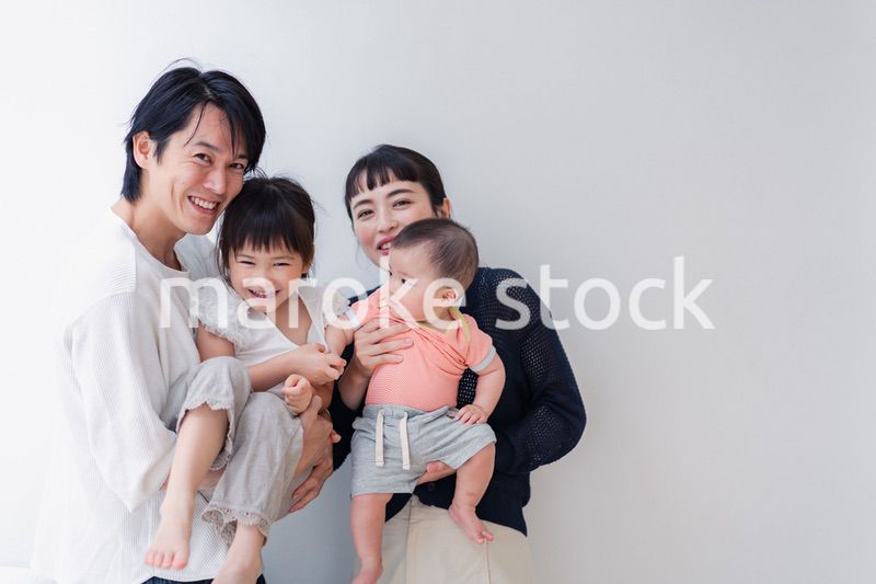 赤ちゃんがいる家族の集合写真