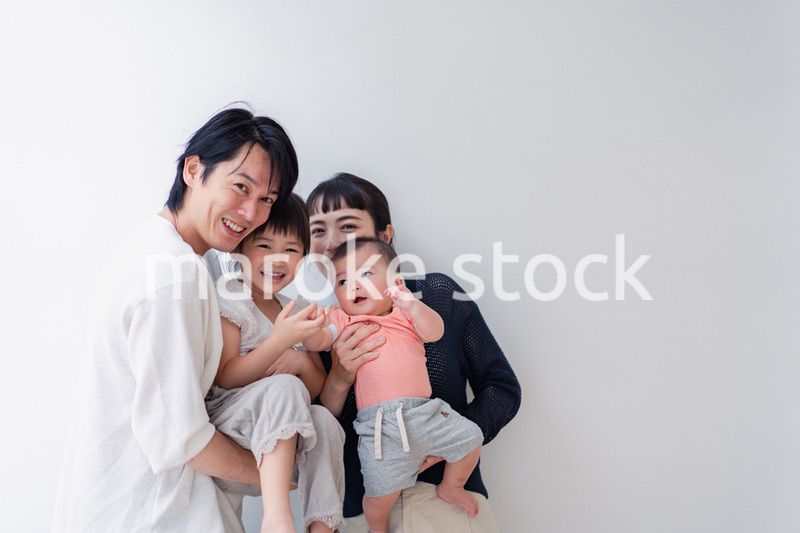 赤ちゃんがいる家族の集合写真