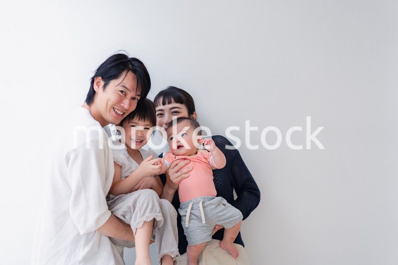 赤ちゃんがいる家族の集合写真