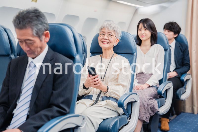 飛行機の機内で過ごす乗客