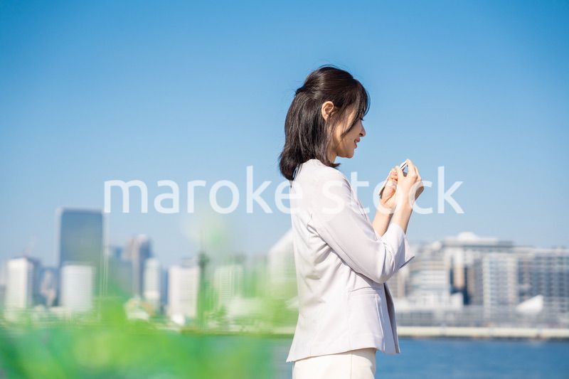 単語帳で勉強をするビジネスウーマン