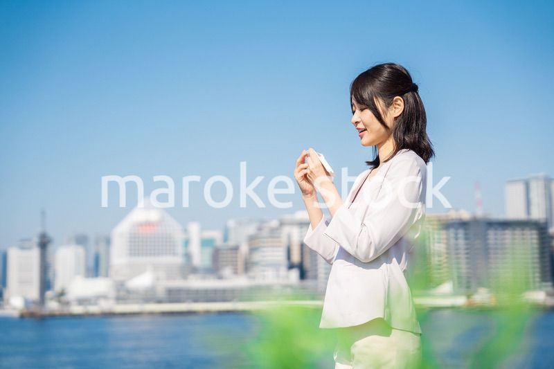 単語帳で勉強をするビジネスウーマン