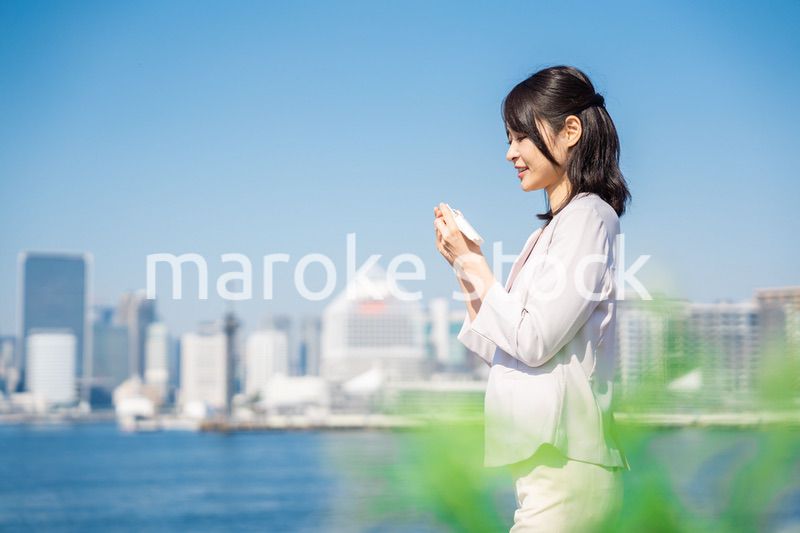 単語帳で勉強をするビジネスウーマン