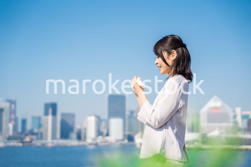 単語帳で勉強をするビジネスウーマン