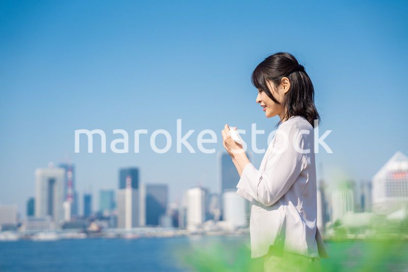 単語帳で勉強をするビジネスウーマン