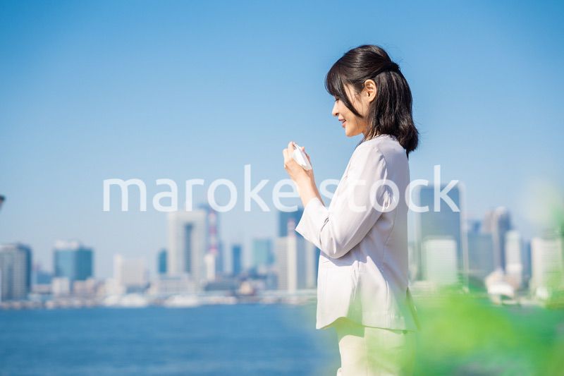 単語帳で勉強をするビジネスウーマン