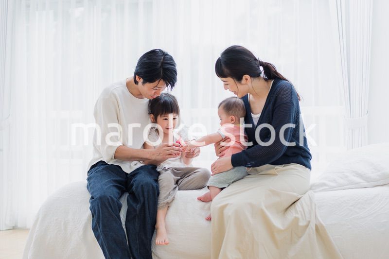 子どもたちと遊ぶファミリー