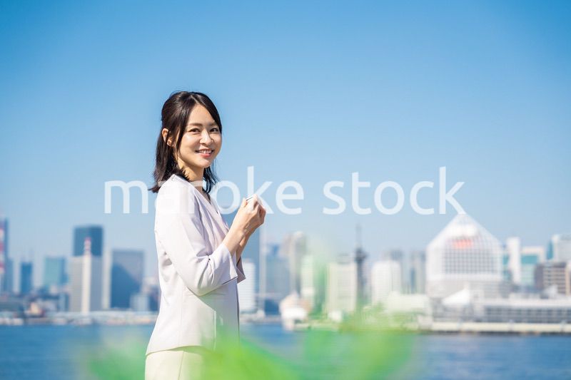 単語帳で勉強をするビジネスウーマン