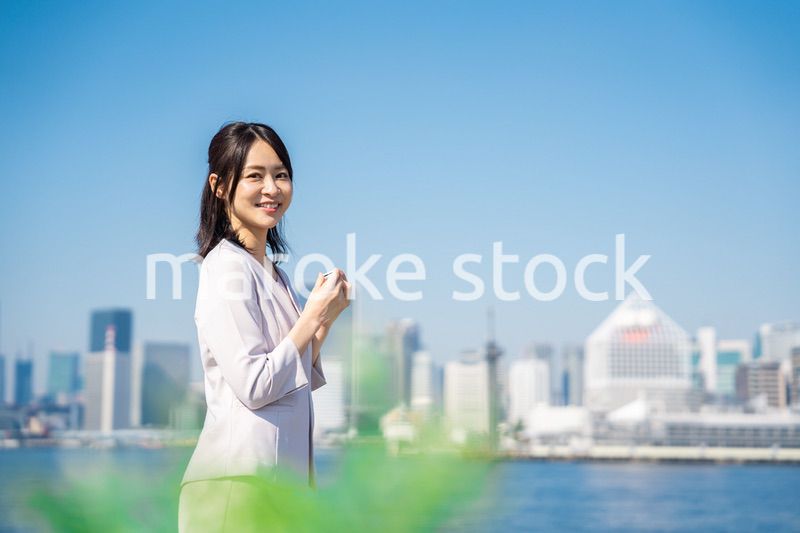 単語帳で勉強をするビジネスウーマン