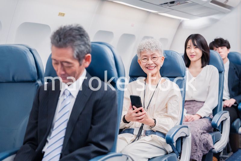 飛行機の機内で過ごす乗客