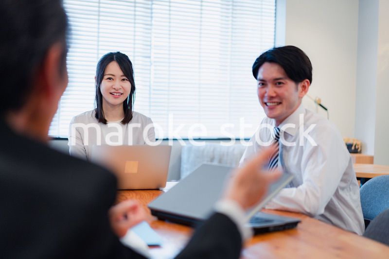 明るいオフィスに勤務をするビジネスパーソン