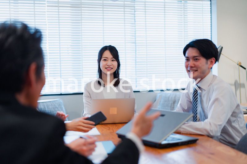 明るいオフィスに勤務をするビジネスパーソン