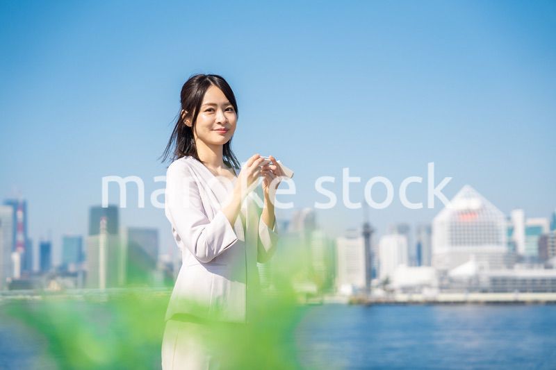 単語帳で勉強をするビジネスウーマン