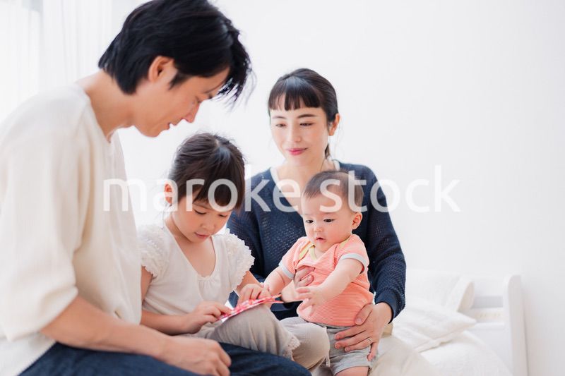 子どもたちと遊ぶ家族