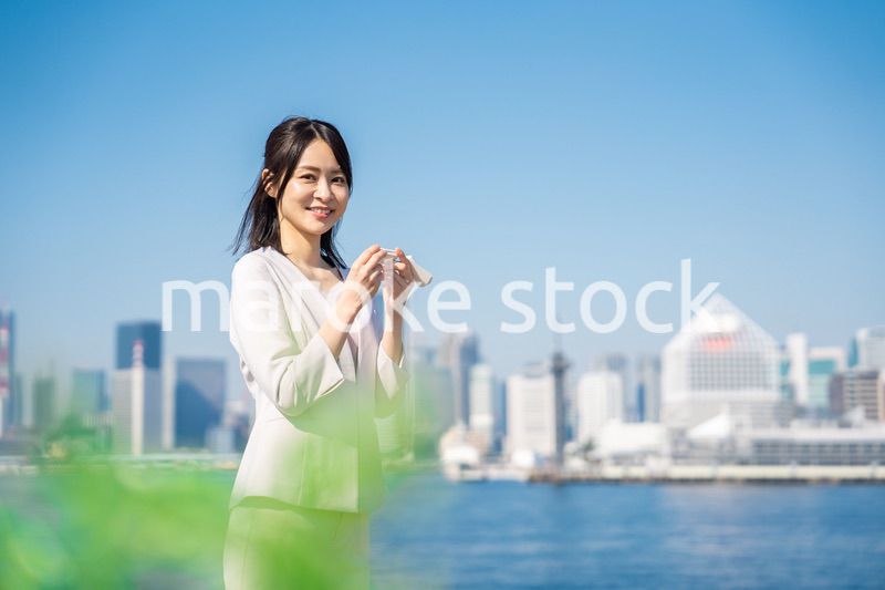 単語帳で勉強をするビジネスウーマン