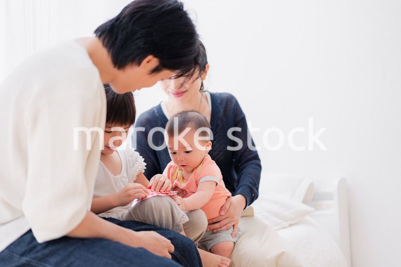 子どもたちと遊ぶ家族