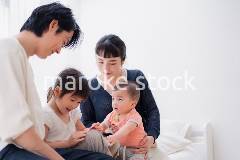 子どもたちと遊ぶ家族