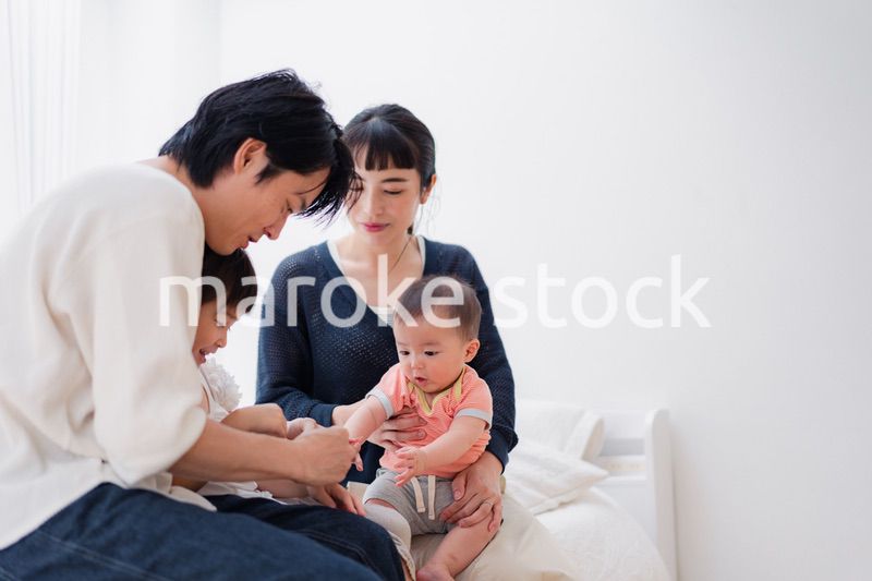 子どもたちと遊ぶ家族