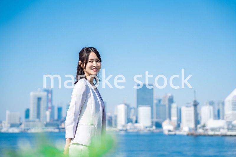 外を歩くビジネスウーマン