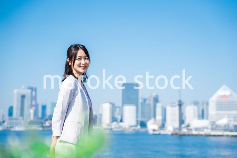 外を歩くビジネスウーマン