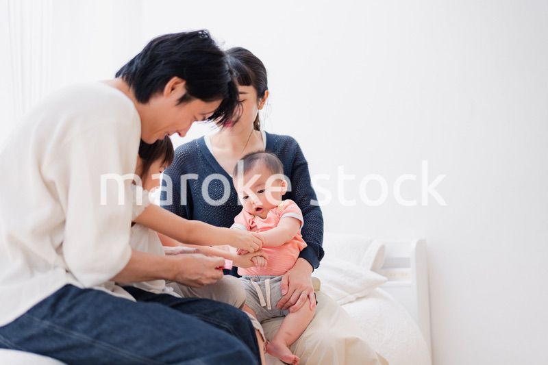 子どもたちと遊ぶ家族